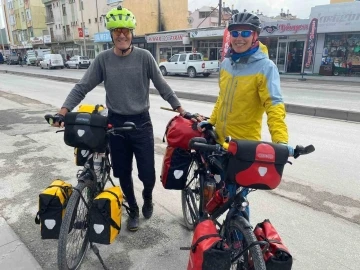 Bisikletleriyle dünya turuna çıkan İsviçreli çift Konya’da mola verdi
