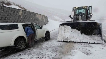 Bitlis’teki kar yağışı Nemrut yolunun açılmasına engel oldu
