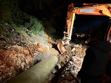 Bodrum’da patlayan su isale hattında Büyükşehir ekipleri çalışma başlattı
