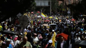 Bogota'da Hükümet Politikalarına Tepki Gösteren Kalabalık Gruplar Sokaklarda