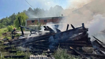 Bolu’da 2 samanlık ve odunluk alev alev yandı: Yangın havadan görüntülendi
