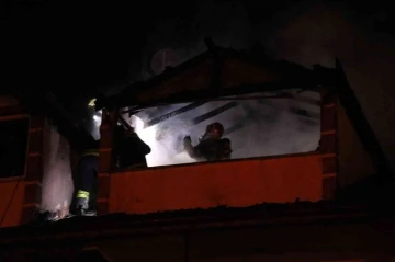 Bolu’da 3 katlı apartmanın çatı katı alev alev yandı
