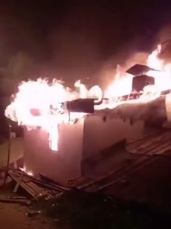 Bolu’da alev alev yanan ev küle döndü
