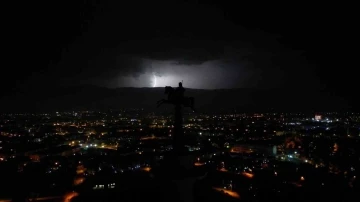 Bolu’da şimşekler geceyi aydınlattı

