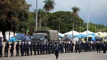 Brezilya'da askerler tetikte bekliyor: 500 kişi gözaltında