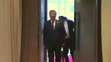 BRICS Zirvesi'nde garip görüntü: Şi Cinping'in yardımcısı yaka paça dışarı çekildi
