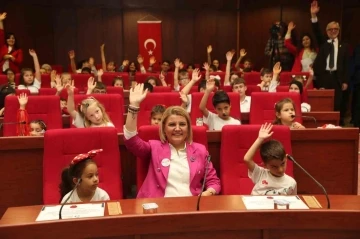 Bu sefer çocuklar meclis koltuğuna oturdu ve oyladıkları önergeyi oy birliğiyle kabul etti
