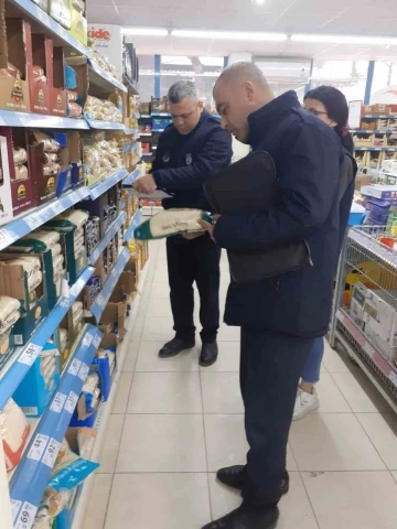 Buharkent’te zincir marketler denetlendi
