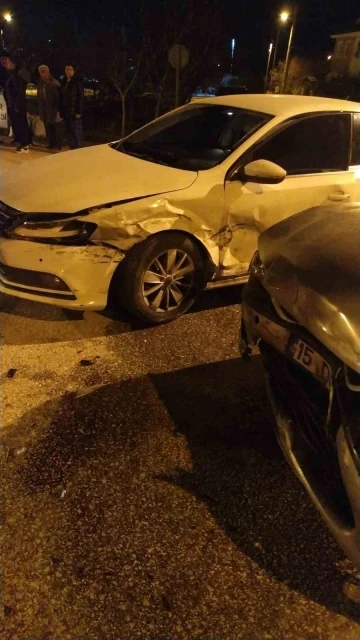 Burdur’da 2 otomobil çarpıştı: 2’si çocuk 5 kişi yaralandı
