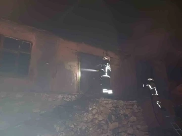 Burdur’da çıkan yangında metruk ev alevlere teslim oldu
