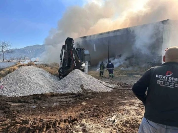 Burdur’da elektrik kaçağından çıkan yangında 15 ton saman balyası kül oldu
