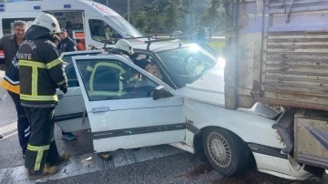Burdur’da kırmızı ışıkta duran kamyonete otomobil çarptı: 4 yaralı

