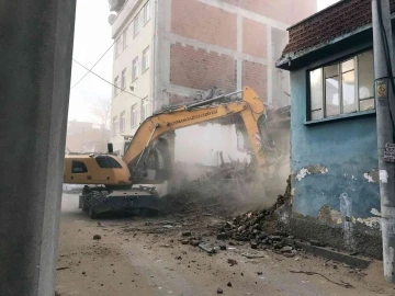 Bursa’da 86 metruk bina yıkıldı
