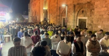Bursa'da Binlerce Kişi Kadir Gecesi'nde Ulu Camii'ne Akın Etti