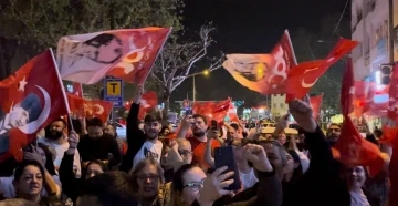 Bursa’da CHP’liler kutlamalara başladı
