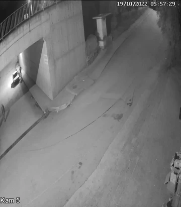 Bursa’da hırsızlar önce güvenlik kamerasının açısını değiştirdi, sonra çaldı
