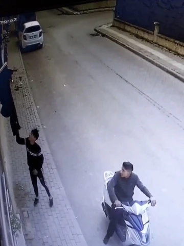Bursa’da motosikletli çamaşır hırsızları kamerrada
