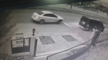 Bursa'da Otomobil Sürücüsü Kaçtı! Sitenin Kapısına Çarptı