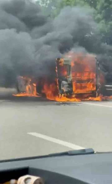 Bursa’da servis minibüsü alev alev yandı
