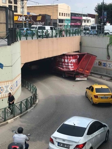 Bursa’da yüksekliği hesap edemeyen sürücüler üst geçit ve köprüye çarptı
