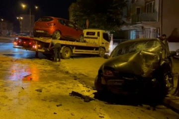 Bursa'da 2 otomobil kafa kafaya çarpıştı: 4 yaralı