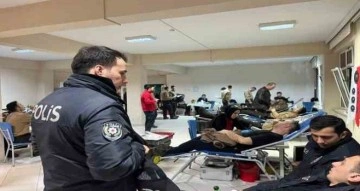 Bursa’da yüzlerce polis ve bekçi ‘Asgari düzey uyarısı’ yapan Kızılay’a kan dostu oldu