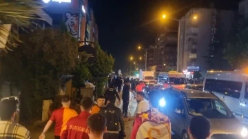Bursasporlular Galatasaray taraftarlarının üzerine yürüyerek slogan attı
