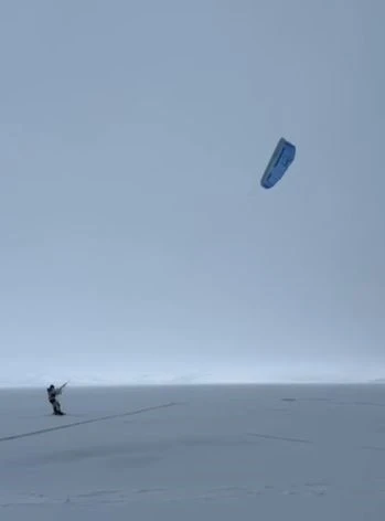 Buz tutan Çıldır Gölü’nde sörf heyecanı
