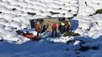Buzda kayan otomobil çay bahçesine uçtu: 1 ölü
