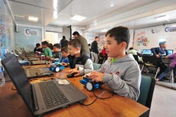 Çadırdaki depremzede çocuklar için TIR'ı mobil sınıfa çevirdiler, robotik kodlama öğretiyorlar