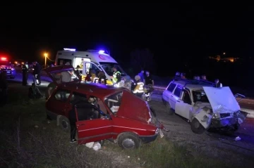 Çanakkale’de iki otomobil kafa kafaya çarpıştı: 8 yaralı
