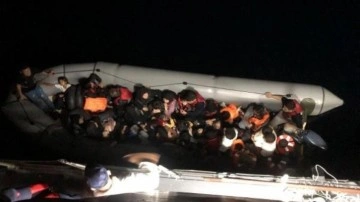Çanakkale'de lastik bottaki 37 kaçak göçmen yakalandı
