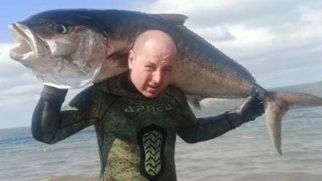 Çanakkale'de zıpkınla 50 kiloluk akya balığı avladı