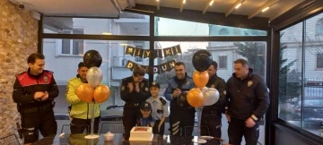 Çekmeköy’de tümör tedavisi gören 10 yaşındaki çocuk, hayali olan polis üniformasına kavuştu
