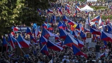 Çekya&rsquo;da 70 bin kişi enerji fiyatları ve hükümetin Rusya politikalarını protesto etti