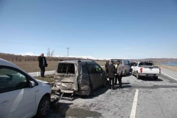 Cenaze konvoyunda zincirleme trafik kazası: 1 yaralı
