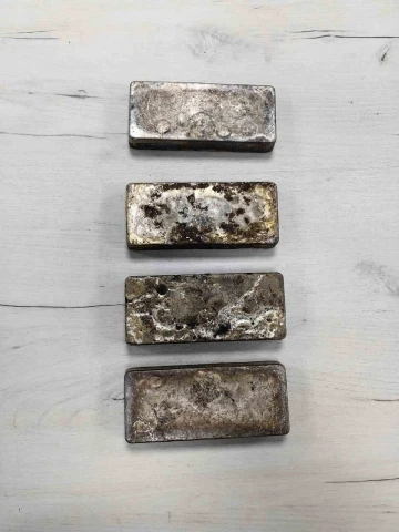 Cep telefonu şeklindeki getirdiği 14 kilo gümüş külçe Bulgar gümrüğüne takıldı

