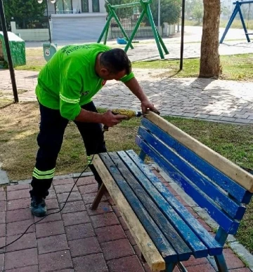 Ceyhan Belediyesi yerinde onarıyor, tamir ediyor, üretim yapıyor