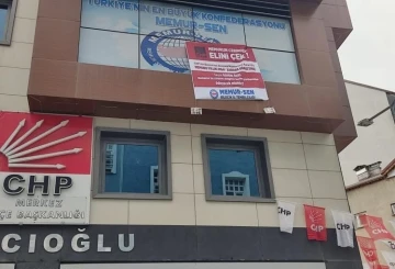 CHP Genel Başkanı Özel’e pankartlı protesto
