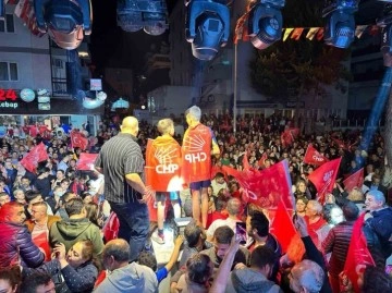 CHP Kuşadası İlçe Örgütü'nde Seçim Zaferi Kutlamaları