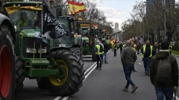 Çiftçiler Madrid'de Eylem Yaptı