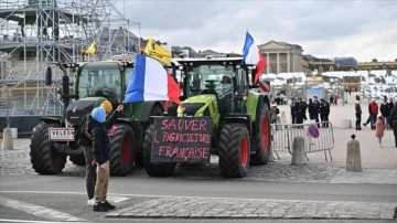 Çiftçiler Versay Sarayı'nda Tarım Politikalarını Protesto Etti