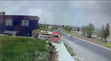 Çınar ilçesinde Kontrolden Çıkan Otomobilin Kazası Güvenlik Kamerasına Yansıdı