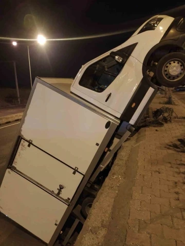 Cizre’de el freni çekilmeyen kamyon aşağı düştü
