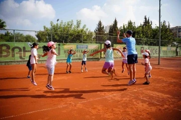 Çocuklar Dra-Masal yöntemiyle tenis ile tanışıyor
