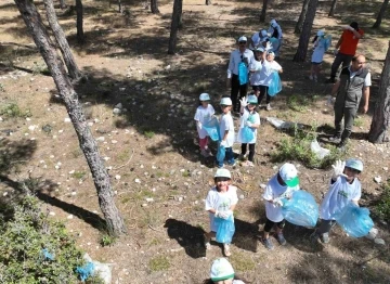 Çocuklar, ormanlık alanda temizlik yaptı

