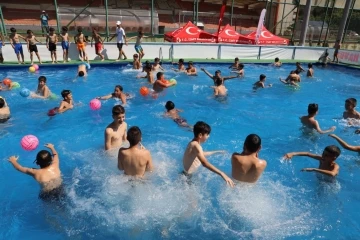 Çocuklar portatif yüzme havuzunda keyifli anlar yaşayacak
