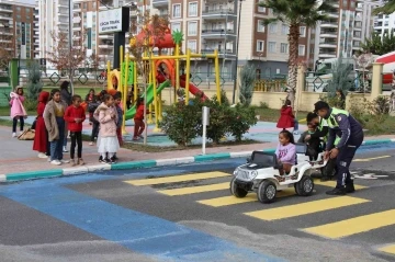 Çocuklar trafik kurallarını eğitim parkıyla öğreniyor
