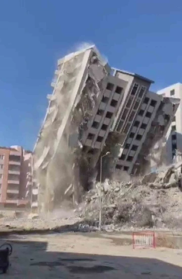 Çökme riskine karşı çevresindeki ağır hasarlı binalar boşaltılmıştı, 15 katlı bina böyle yerle bir oldu
