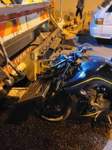Çöp kamyonuna arkadan çarpan motosiklet sürücüsü kazayı yara almadan atlattı
